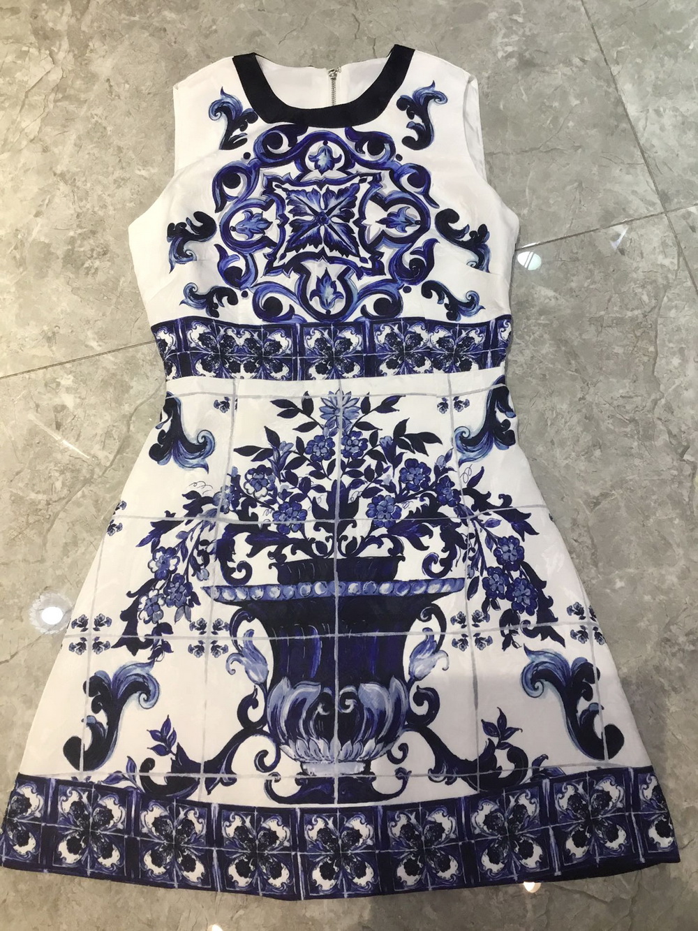 Vestito operato da donna in porcellana blu e bianca con stampa arricciata in vita senza maniche FitFlare Cami Mini Dress