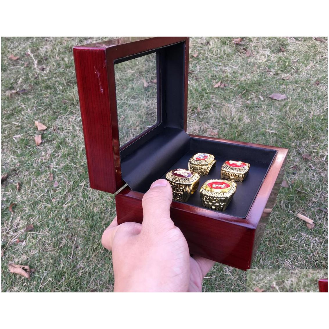 Cluster Ringen 4 Stuks 1983 1994 1995 1997 Nebraska Cornhuskers Nationale Kampioenschap Ring Met Houten Display Box Mannen Fan Gift Groothandel Dhibc