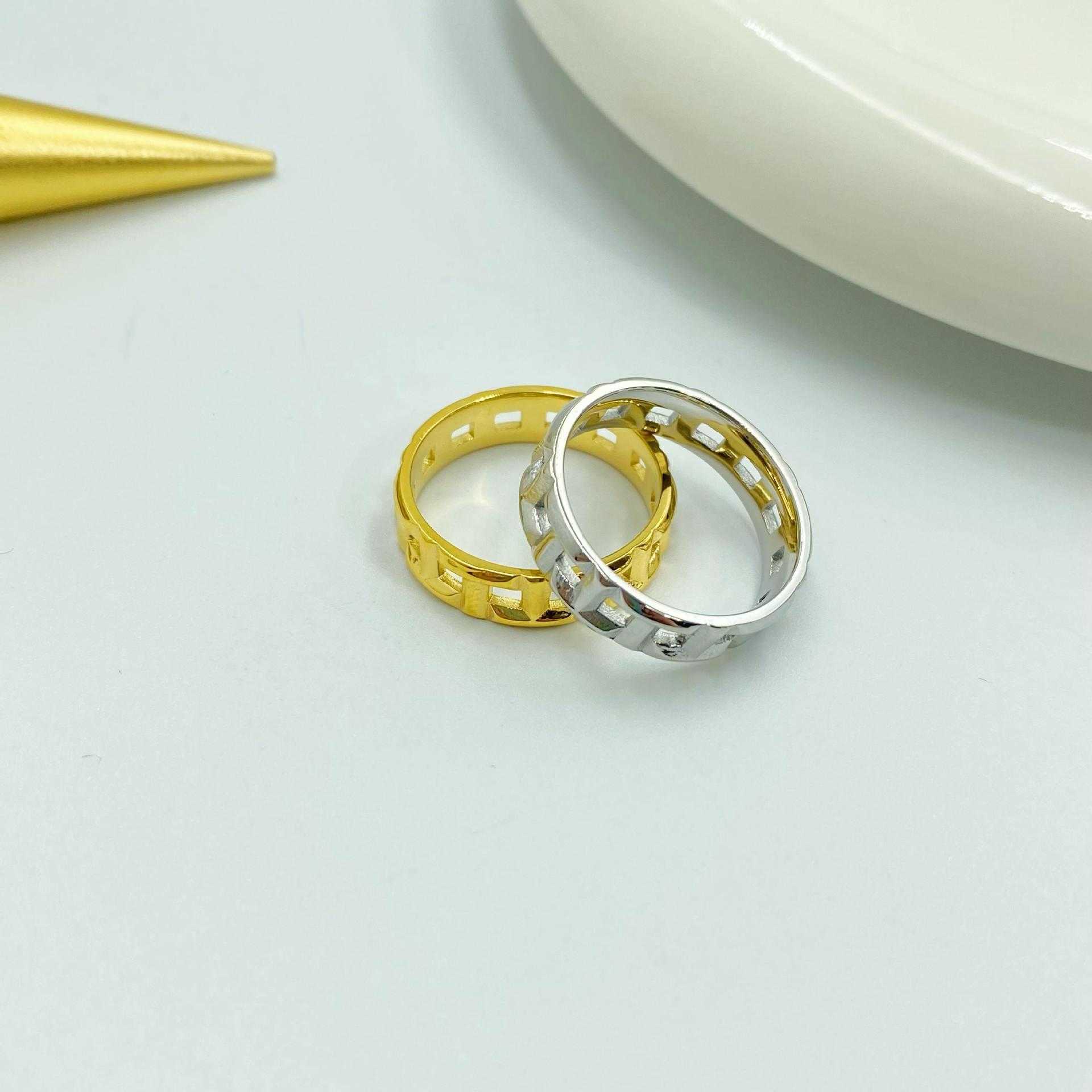 Marka projektanta Tiffnys ten sam klasyczny Luksusowy luksus T Element kwadrat wydrążony pierścień Pierścień Kobiet Projekt mniejszości wszechstronna z logo