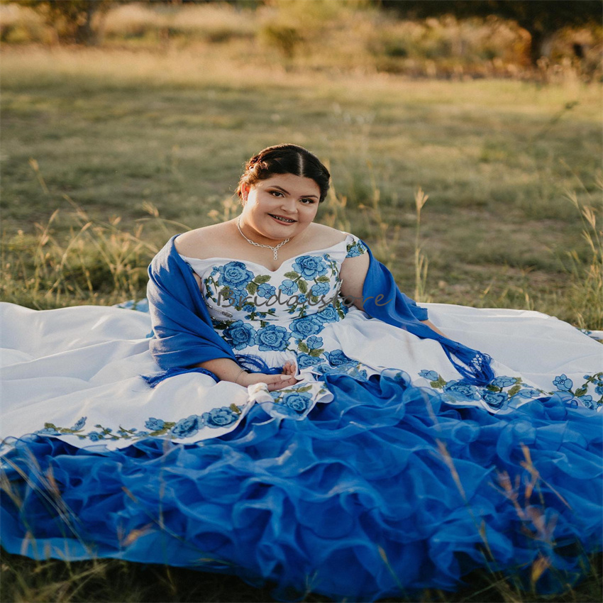 Abiti quinceanera blu charro messicani 2023 Plus Size spalle scoperte abito da ballo gonfio con fiocco pizzo a balze a strati fiore abiti da Xv abito da dolce 16 compleanno