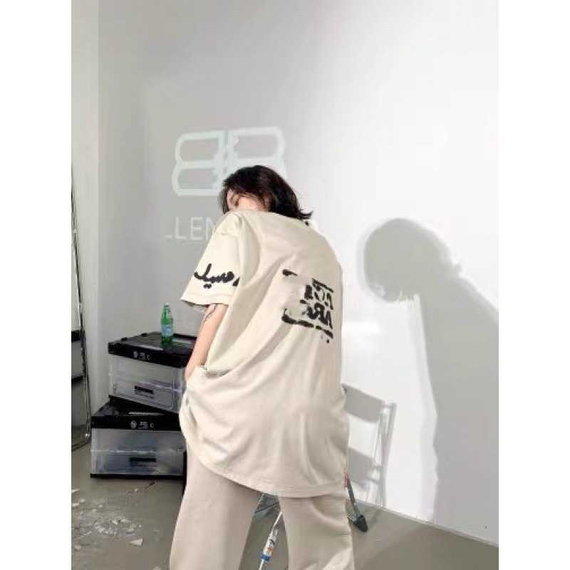2023 NYA DESIGNER WOMENS T SHIRT High-End Shirt Rätt utgåva Summer Sanskrit Arab Casual Drop Shoulder Loose Par Sleeve