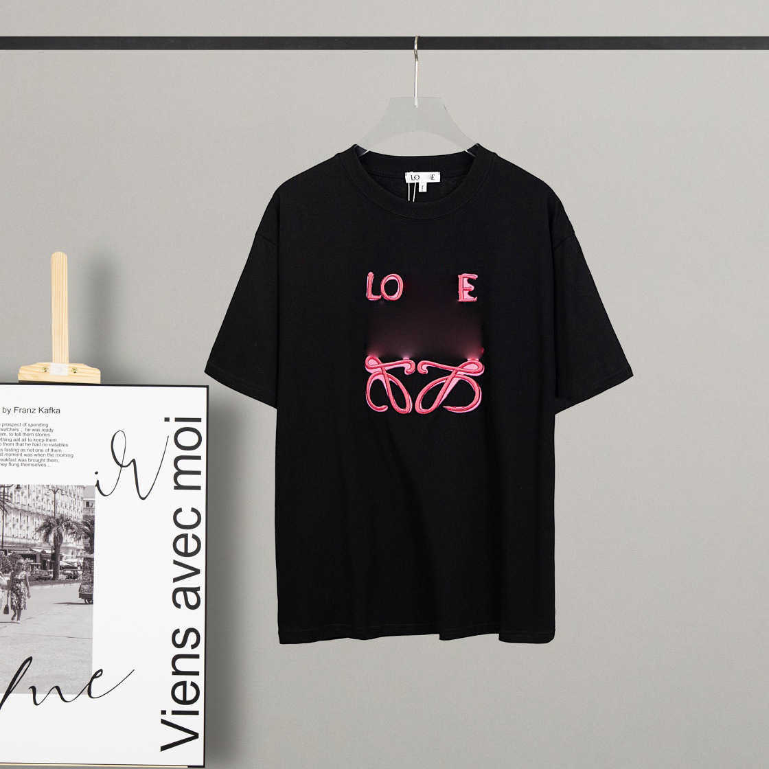 Kadın Tasarımcı T Shirt Doğru Spring Street Luojia 23SS Neon Nakış Tembel Floresan Pembe OS Gevşek Kollu T-Shirt