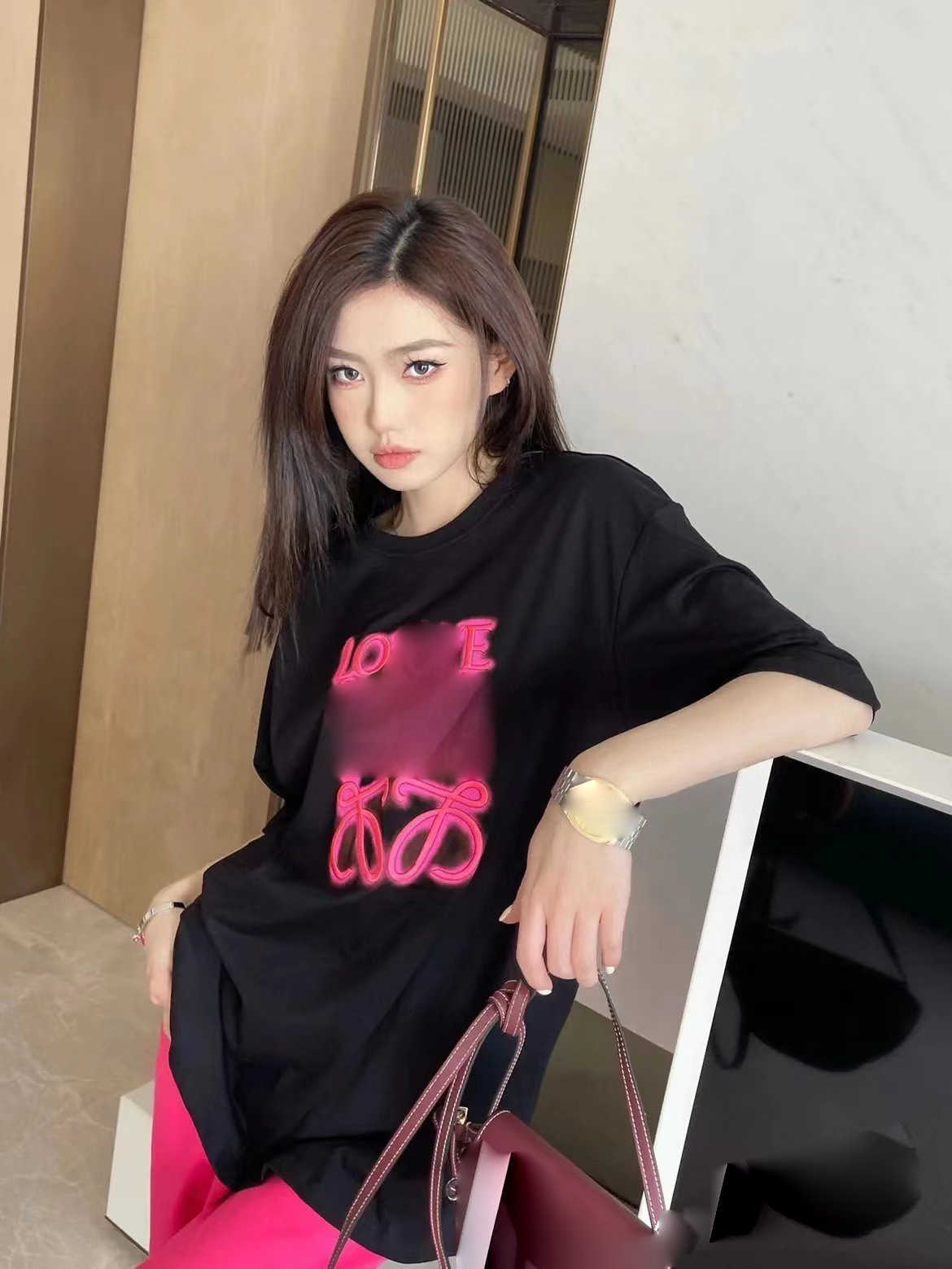 Kadın Tasarımcı T Shirt Doğru Spring Street Luojia 23SS Neon Nakış Tembel Floresan Pembe OS Gevşek Kollu T-Shirt