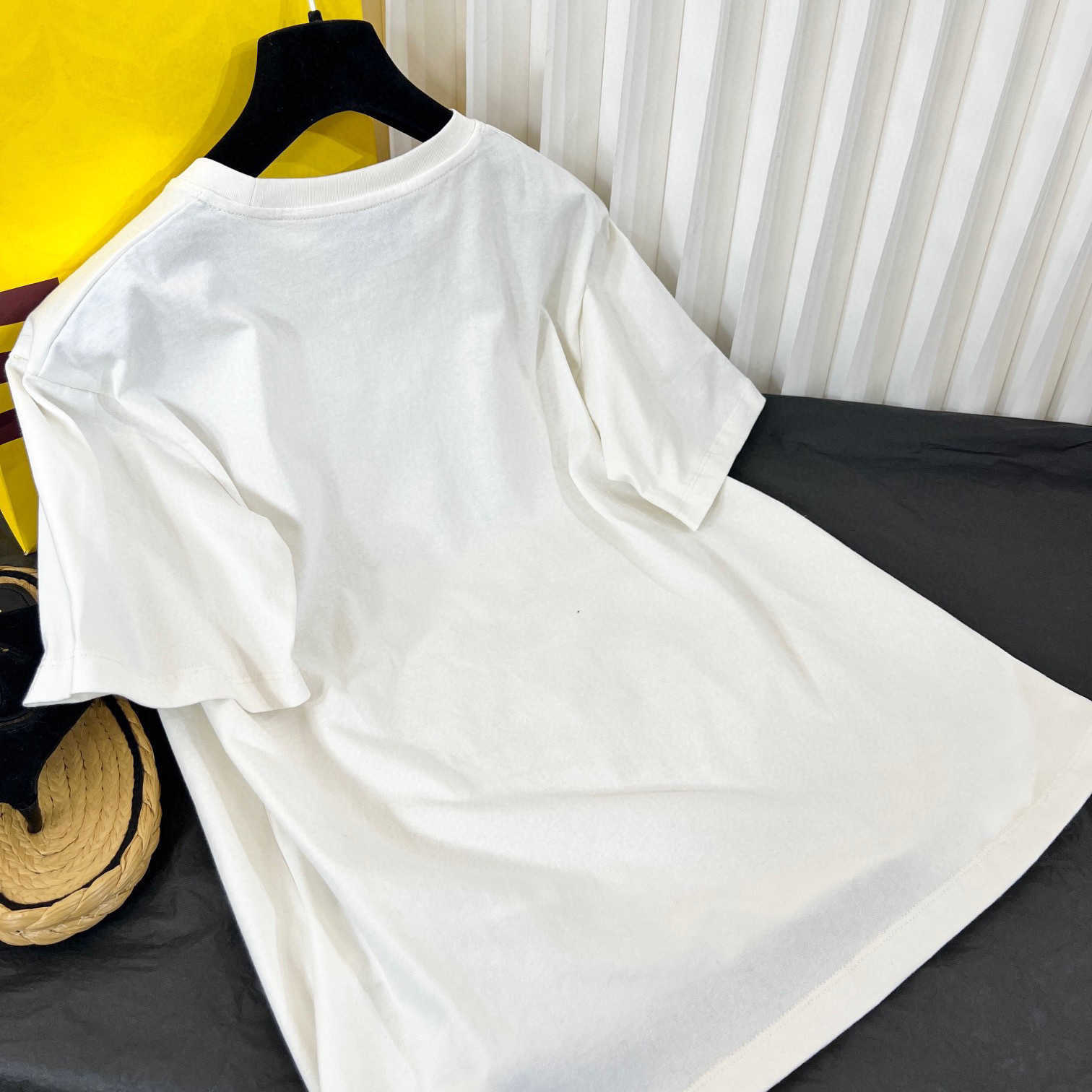 2023 High-End-T-Shirt der neuen Designerfrauen Das halbe T-Shirt mit Blumendruck in der richtigen Version ist ein Kleid in Shenzhen
