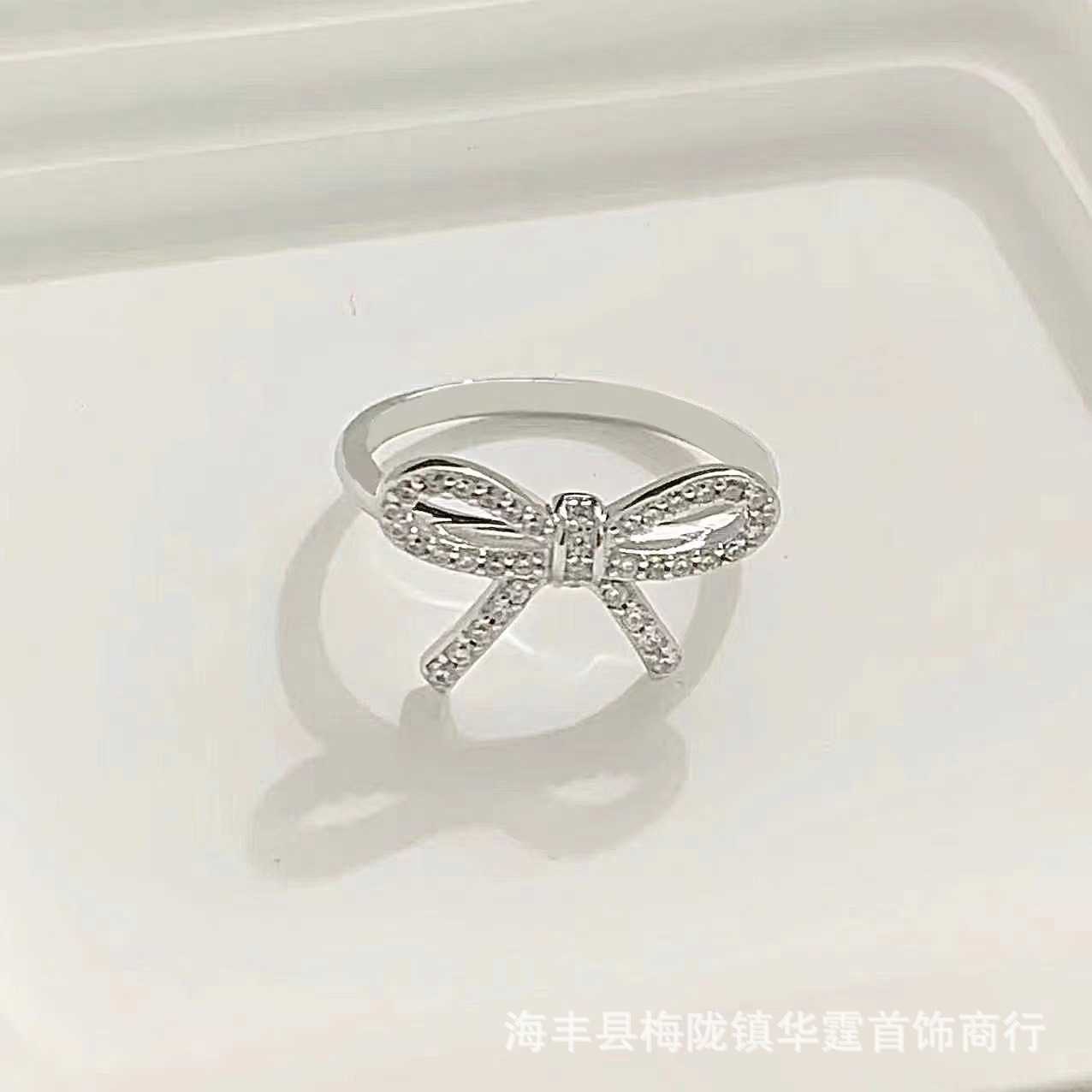 Designer Original Tiffays Full Diamond Bow Ring Version Personnalized Light Luxury Style Small Design Hollow Out Butterfly Mesh Red Same