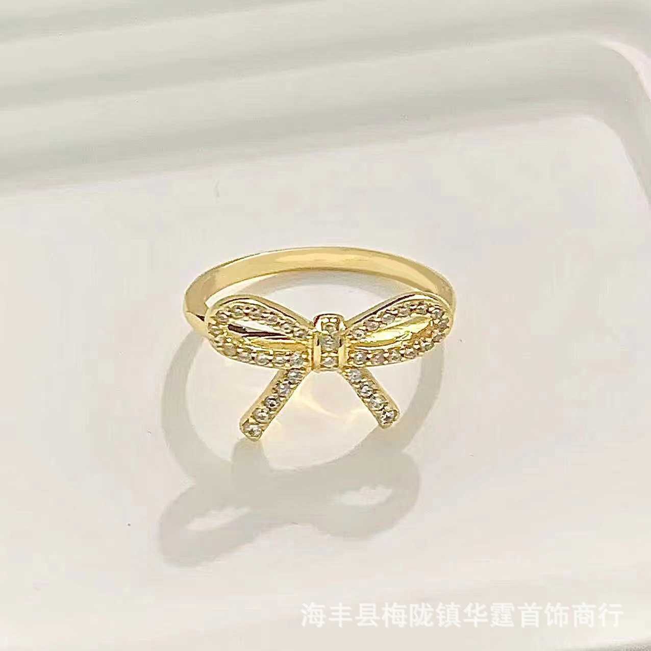 Designer Original Tiffays Full Diamond Bow Ring Version Personnalized Light Luxury Style Small Design Hollow Out Butterfly Mesh Red Same