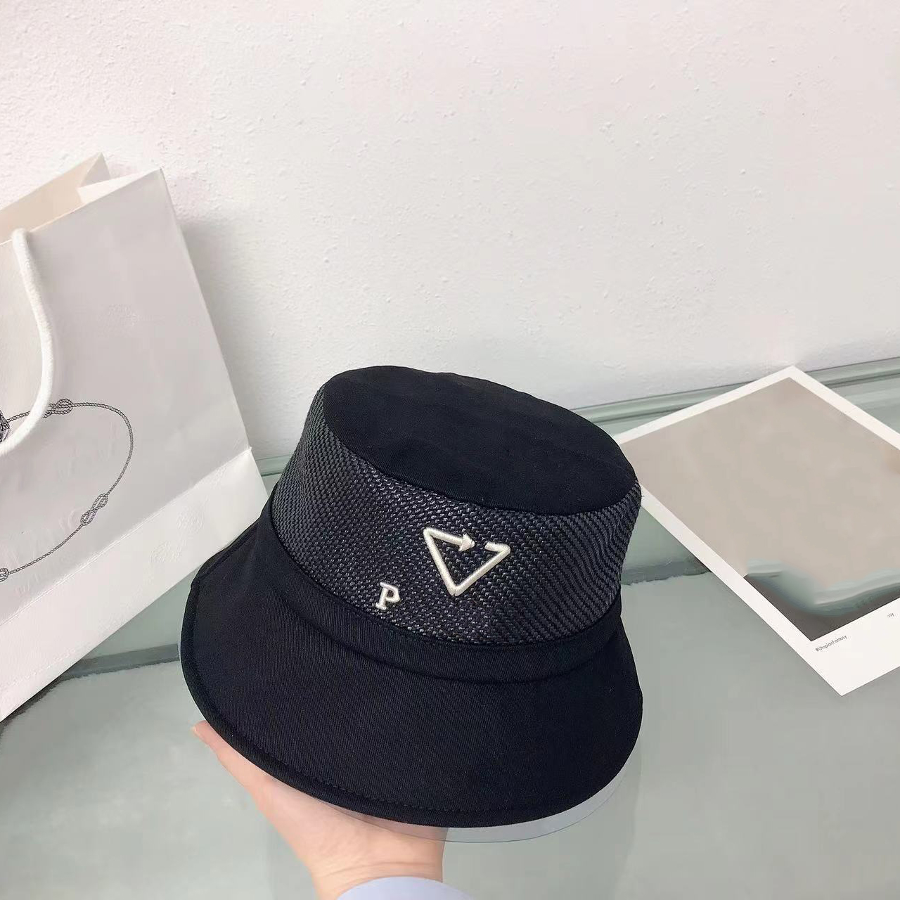 chapeau de seau Lettre classique Triangulaire designers chapeaux luxe parasol hommes et femmes Charme élégant tendance de la mode Casual quatre saisons cadeau chapeau d'été Classique intemporel