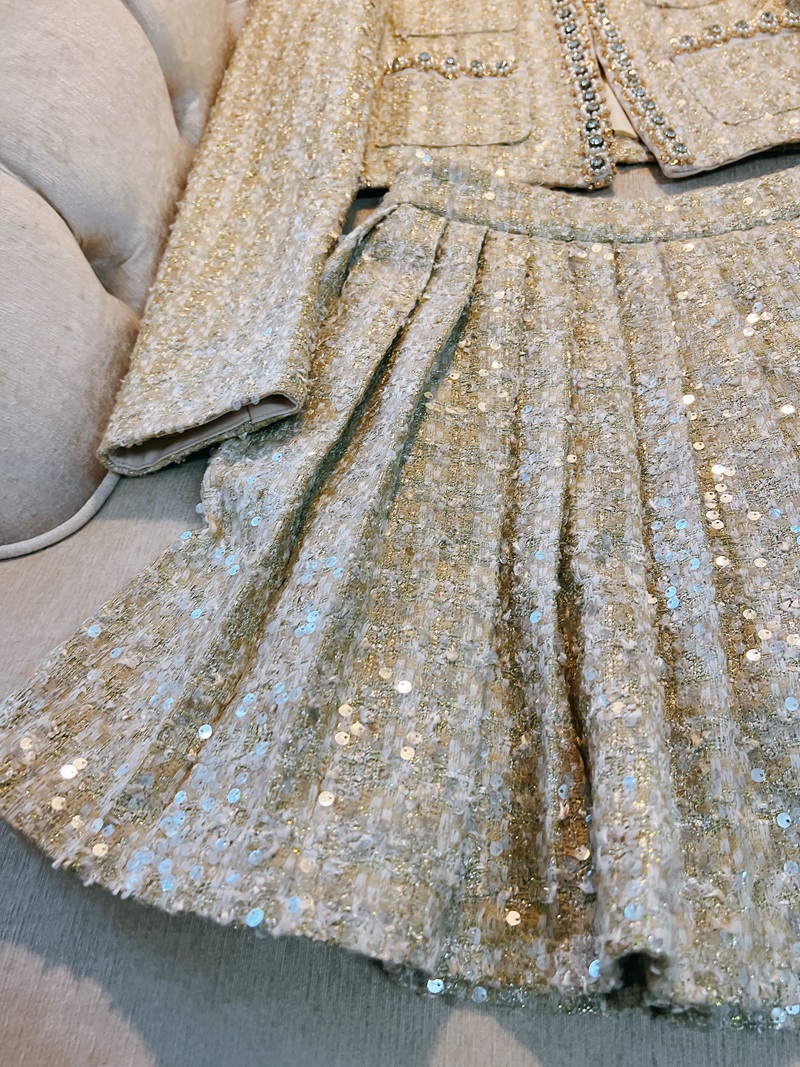 2024 Primavera Champagne con strass in rilievo Set di abiti a due pezzi Manica lunga Girocollo Tasche in tweed Cappotto + Gonna corta a pieghe a vita alta Set Abiti a due pezzi D3N233219