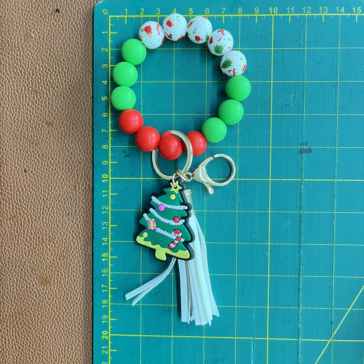 Perles de silicone de noël colorées Boho chic, breloques porte-clés avec pompon pour cadeau