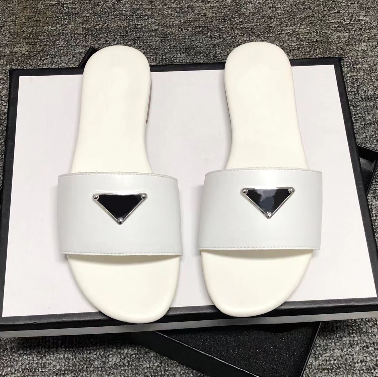 Women Designers slipper Sandals Flat Slides Flops Summer Triangle leather Outdoor Loafers Bath Shoes Beachwear Slippers