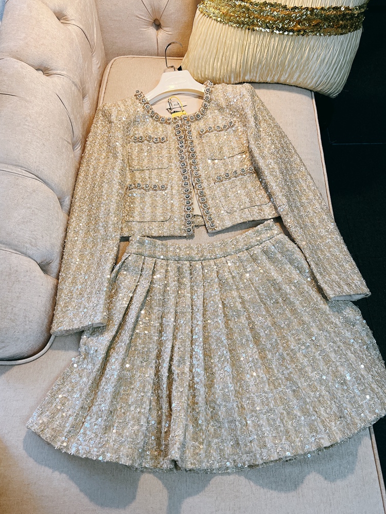 2024 Spring Champagne Beaded Rhinestone Two Piece Dress Sets Long Sleeve Round Neck Tweed Pockets Coat + High Waist Pleated Short Skirt Set Two Piece Suits D3N233219