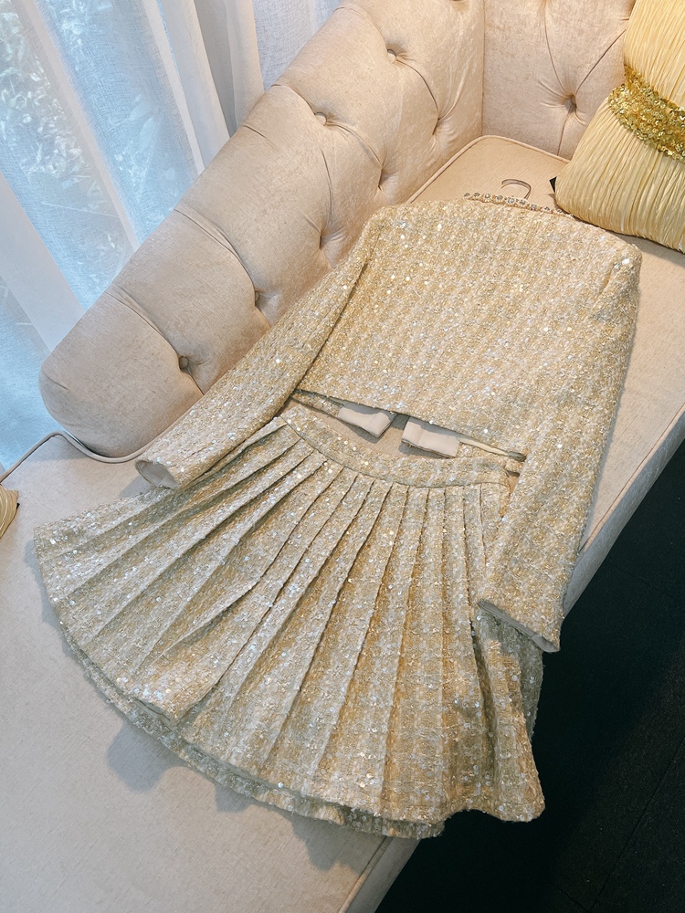 2024 Spring Champagne pärlstav strass två bitar klänning set långärmad rund hals tweed fickor kappa + hög midja veckad kort kjol set två bitar kostymer d3n233219