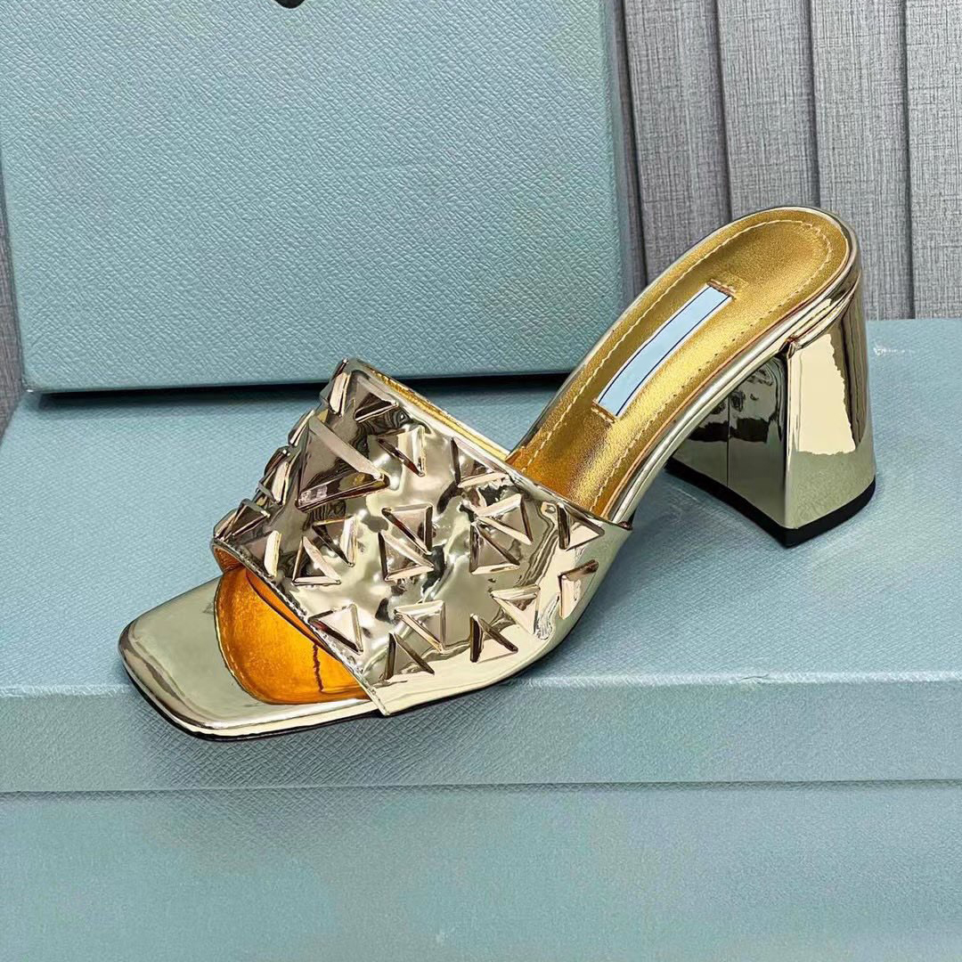 Дизайнерские женщины P Треугольник Slipper Triangle логотип логотип Metallic Brivet High Heels Sandals Luxury Summer Beach Milano 6,5 см. Слайд толстый каблук золотые металлические кожаные тапочки