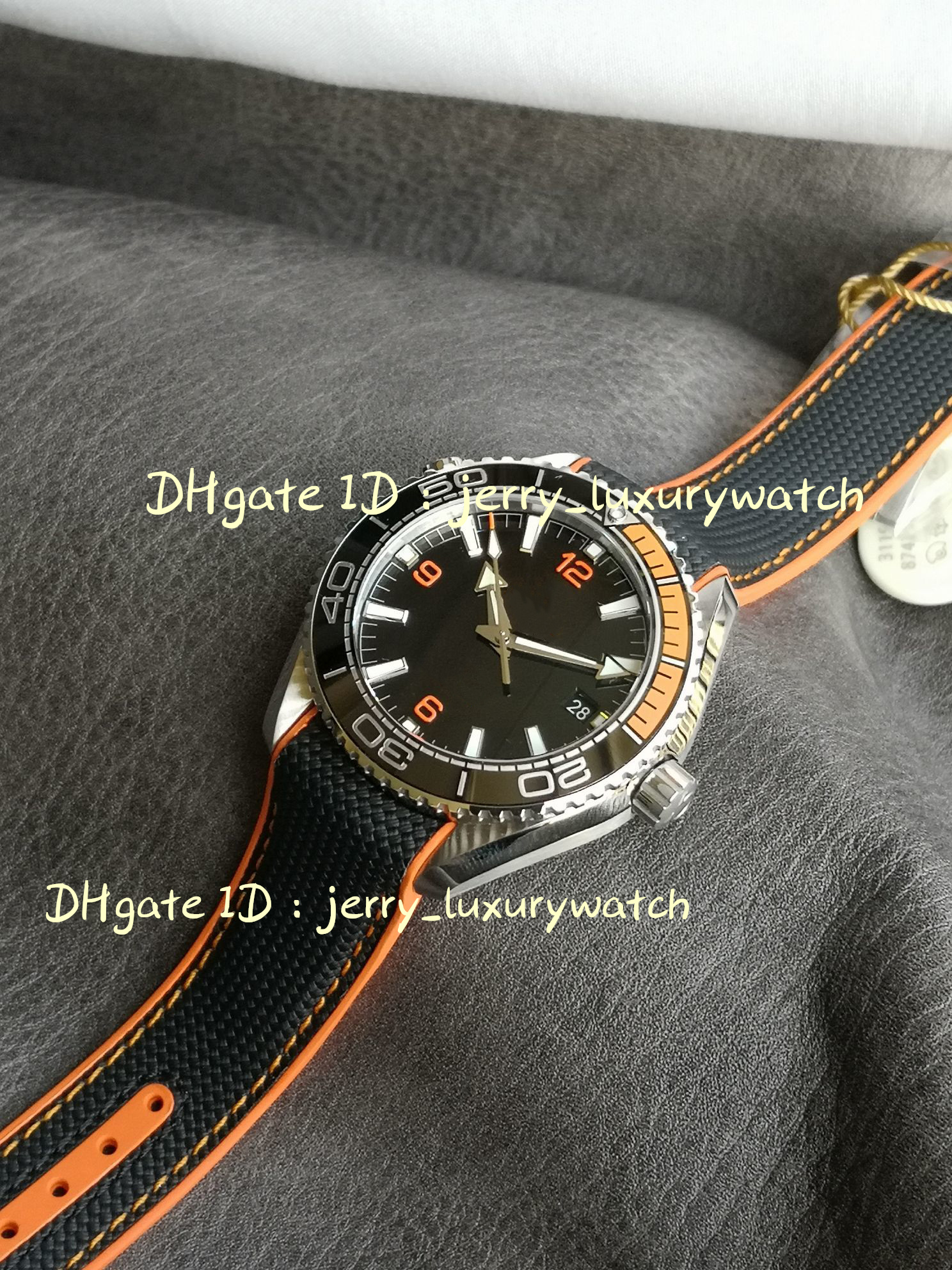 VS 215.30.44.21 Orologio subacqueo da uomo di lusso Immersione da 600 m Tutti gli stili, 43,5 mm. 8900 Movimento meccanico automatico, lunetta in ceramica, cinturino in acciaio pregiato 316L, acciaio arancione