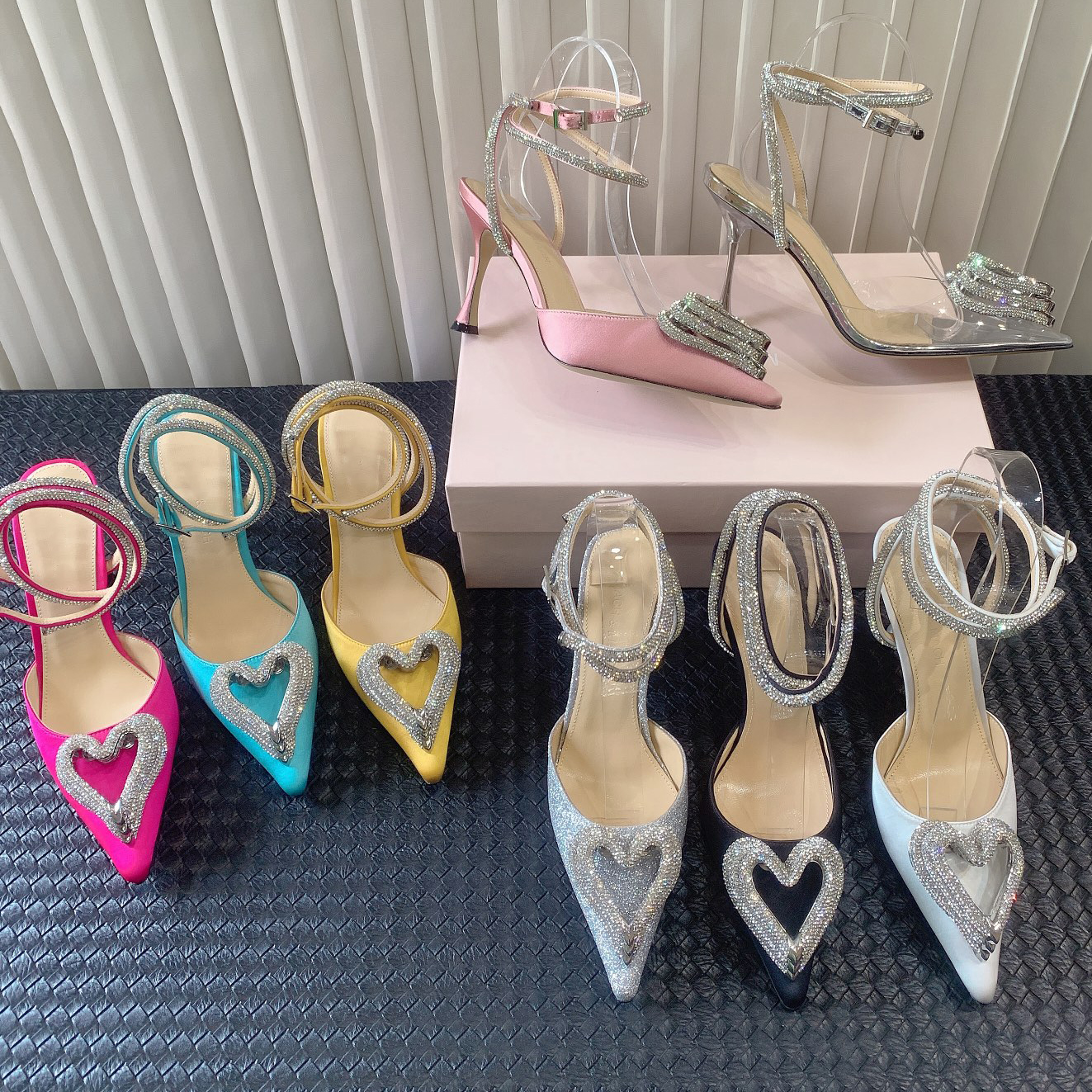 Designerklänning Skor Mach Satin dam sandaler mode Love Rhinestone spänne stilettklack Slingbacks 9,5 cm högklackade Rom sandaler spetsiga tår sko 35-42