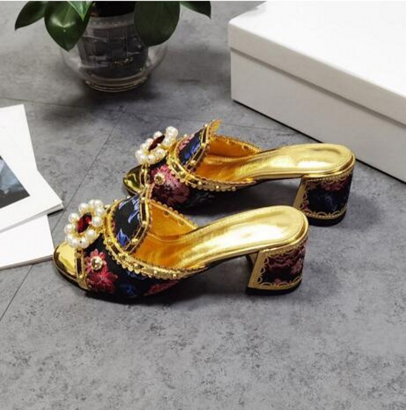 Zapatillas de joyería de flores de talla grande, zapatillas de moda de tacón grueso de cuero para mujer, sandalias doradas de verano, zapatos