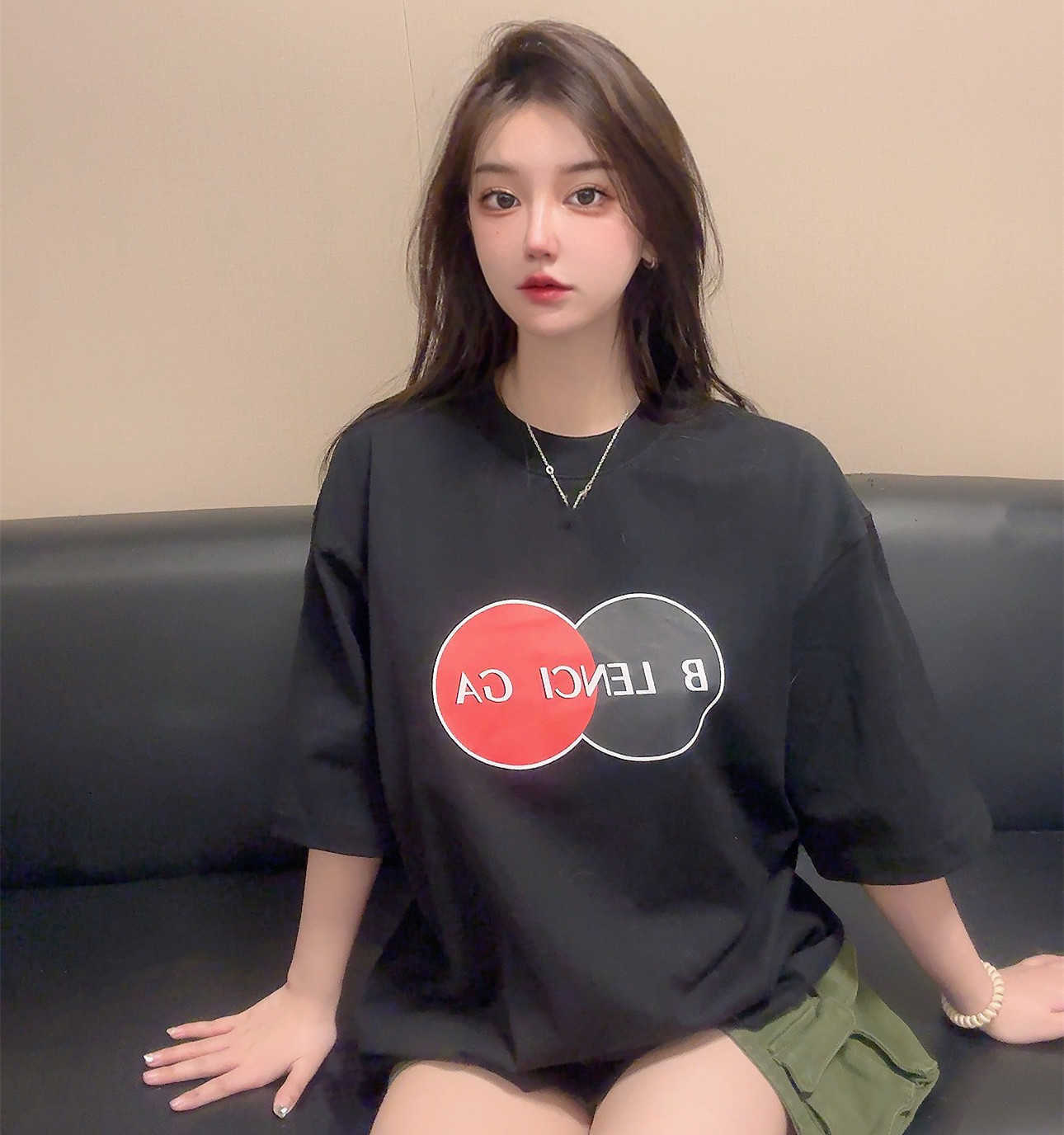 2023 New Women's High quality tshirt Shirt Correct Version Family Front Circle Letter MasterCard Online Red Same Loose Sleeve T-shirt