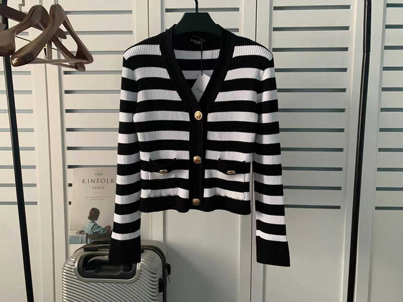 Maglioni da donna firmati di lusso Autunno e inverno nuovi bottoni dorati in cotone allentato Pullover maglione a maniche lunghe cardigan netto amanti rossi CWQC