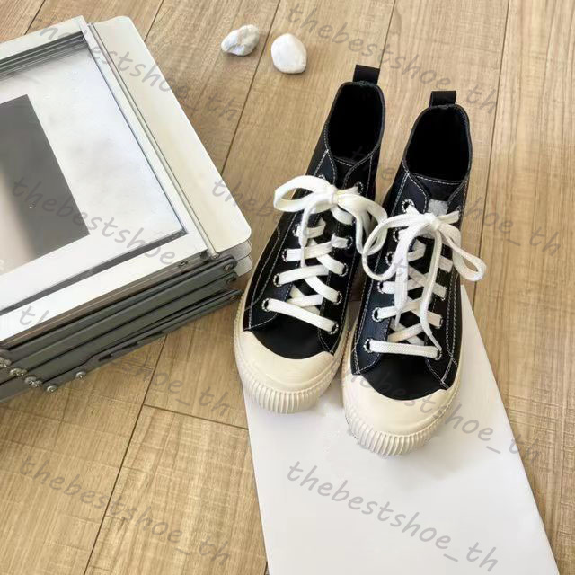 Scarpe casual di design Scarpe da ginnastica da donna Scarpe da ginnastica in bianco e nero Pelle di vitello Moda di alta qualità Marchio di lusso Comode sneakers da esterno