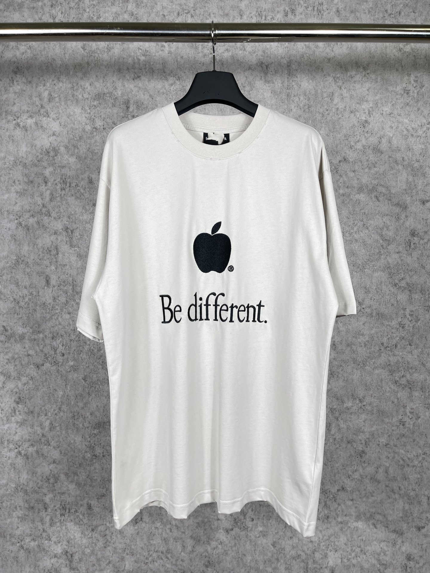 Designer-neues Frauen-T-Shirt Hohe Version 2023 Sommer-Apple-Stickerei-Maschen-Rot Gleiches loses OS-Hülsen-T-Shirt
