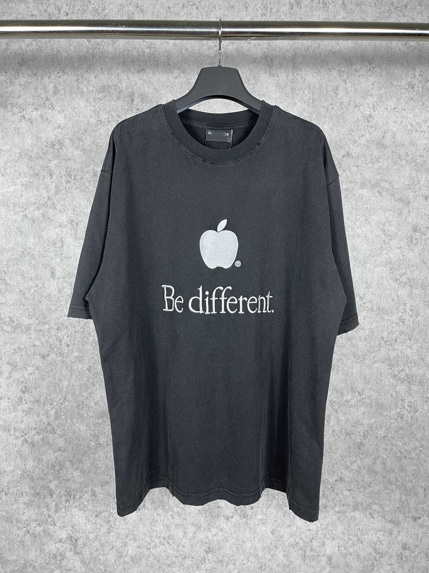 Designer-neues Frauen-T-Shirt Hohe Version 2023 Sommer-Apple-Stickerei-Maschen-Rot Gleiches loses OS-Hülsen-T-Shirt