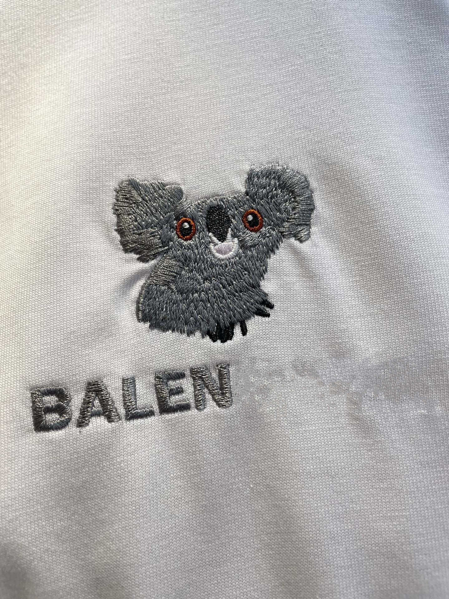 Womens Designer T Shirt Tracksuit Shirt Högkvalitativ Family Charity Exklusiv ärm T-shirt med broderad koala björnfront för män kvinnor