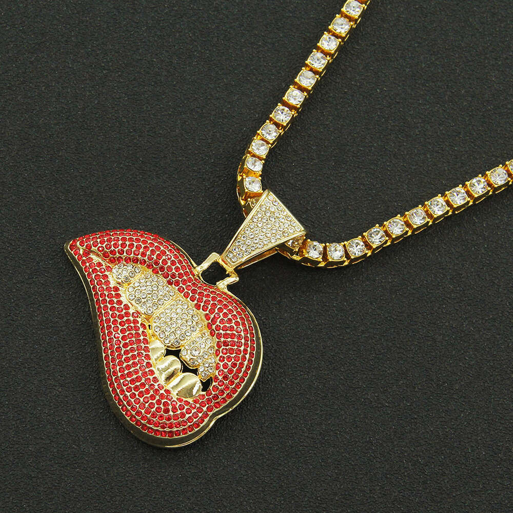 الشفاه الوردية العصرية مع قلادة قلادة أسنان الماس للرجال ، وملحقات السلسلة الكوبية الباردة والمبالغ فيها