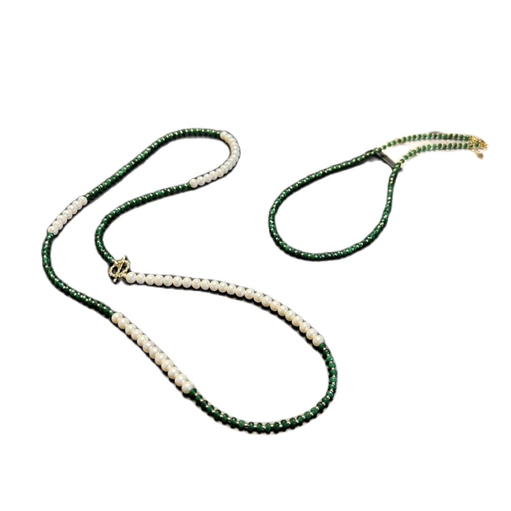Collana a doppio filo naturale da 6-7 mm di perle d'acqua dolce bianche con catena di giada verde al collo sovrapposta