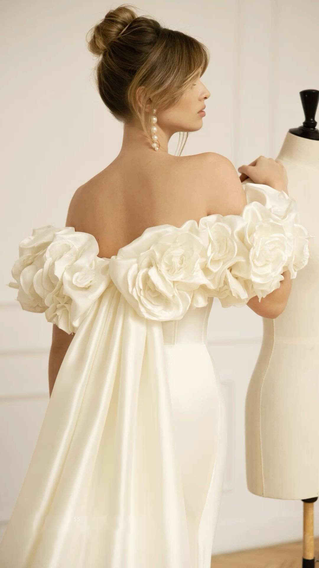 Elegant satin bröllopsklänningar från axel 3D blommor brudklänningar vestido novia rygglös sjöjungfru brudklänning