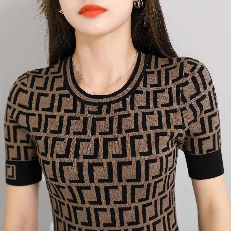 Designer été femmes t-shirt Chemise Été 2023 Style Lettre Jacquard Contraste Couleur Manches Panneau Tricoté Mi Longueur Robe Femmes