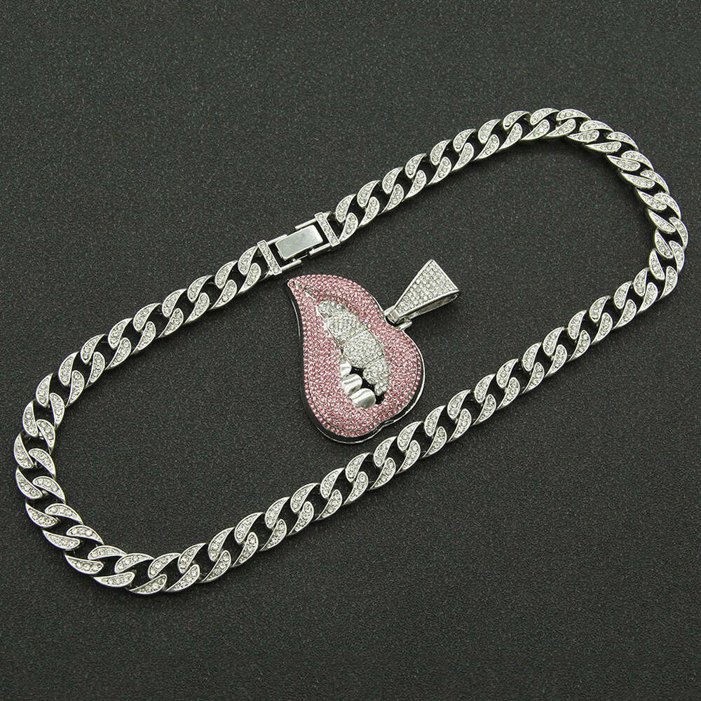 الشفاه الوردية العصرية مع قلادة قلادة أسنان الماس للرجال ، وملحقات السلسلة الكوبية الباردة والمبالغ فيها