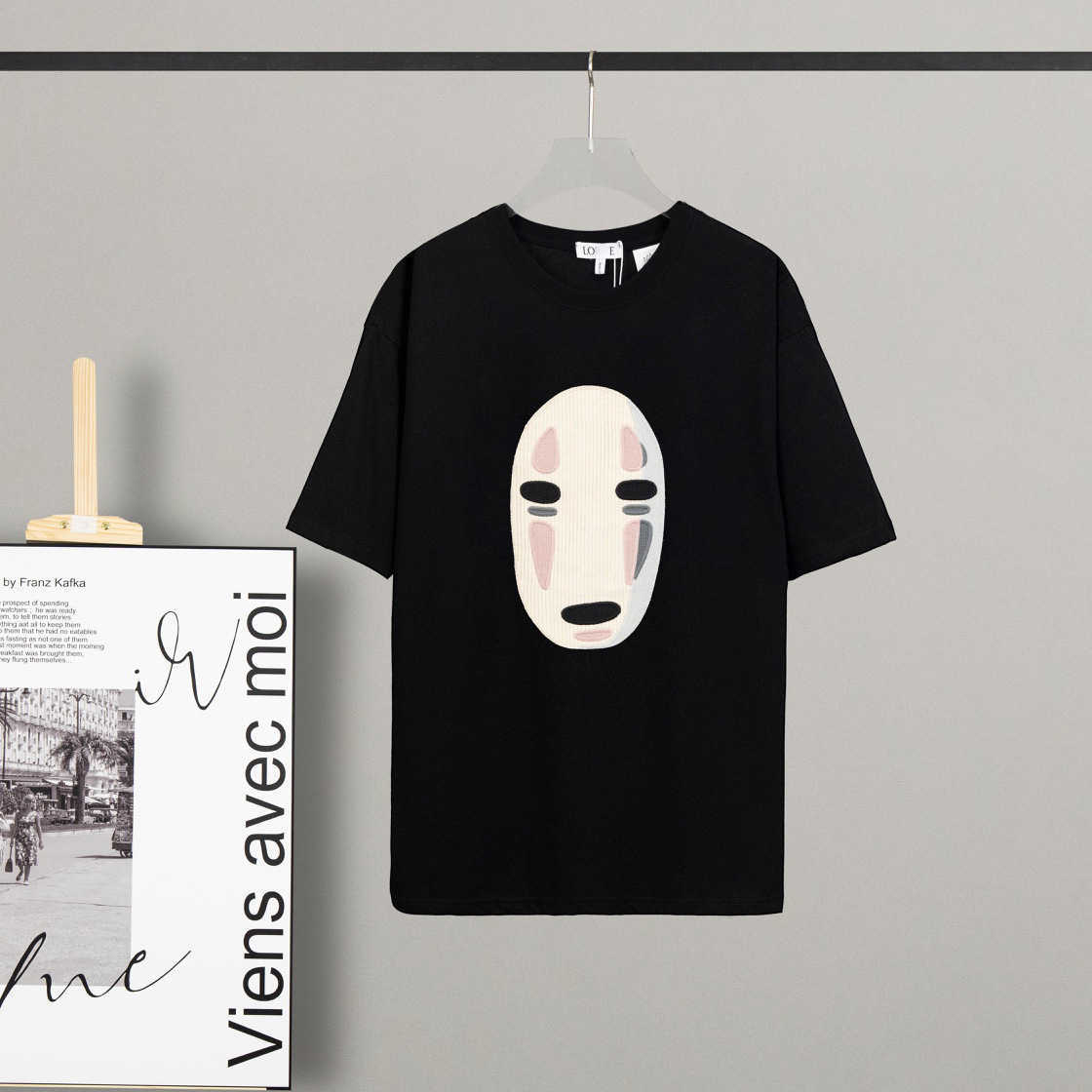 Tasarımcı Yeni Kadınlar Tişört Doğru Spring Street luojia 23SS Nakış Qianxun Serisi Yüzü olmayan OS Gevşek 5/4 Kollu T-Shirt