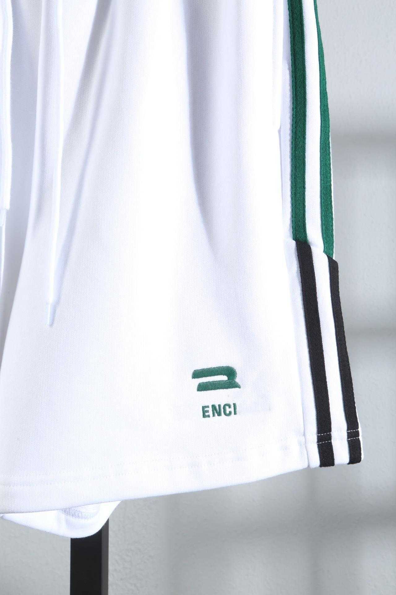 2023 Nya kvinnors högkvalitativa t -skjorta skjorta version Familjstil med gröna vita vertikala bokstäver på båda sidor broderade sanitetsbyxor avslappnade shorts för män kvinnor