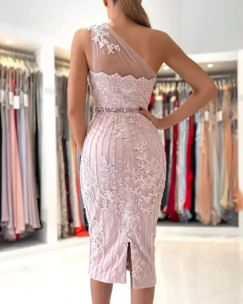 2023 Sexy Mermaid Cocktail Dresses Pink One Shoulder Short Lace Appliques Crystal Beaded Sheath Back Split Plus Size Graduation Formal Party Homecoming Gowns