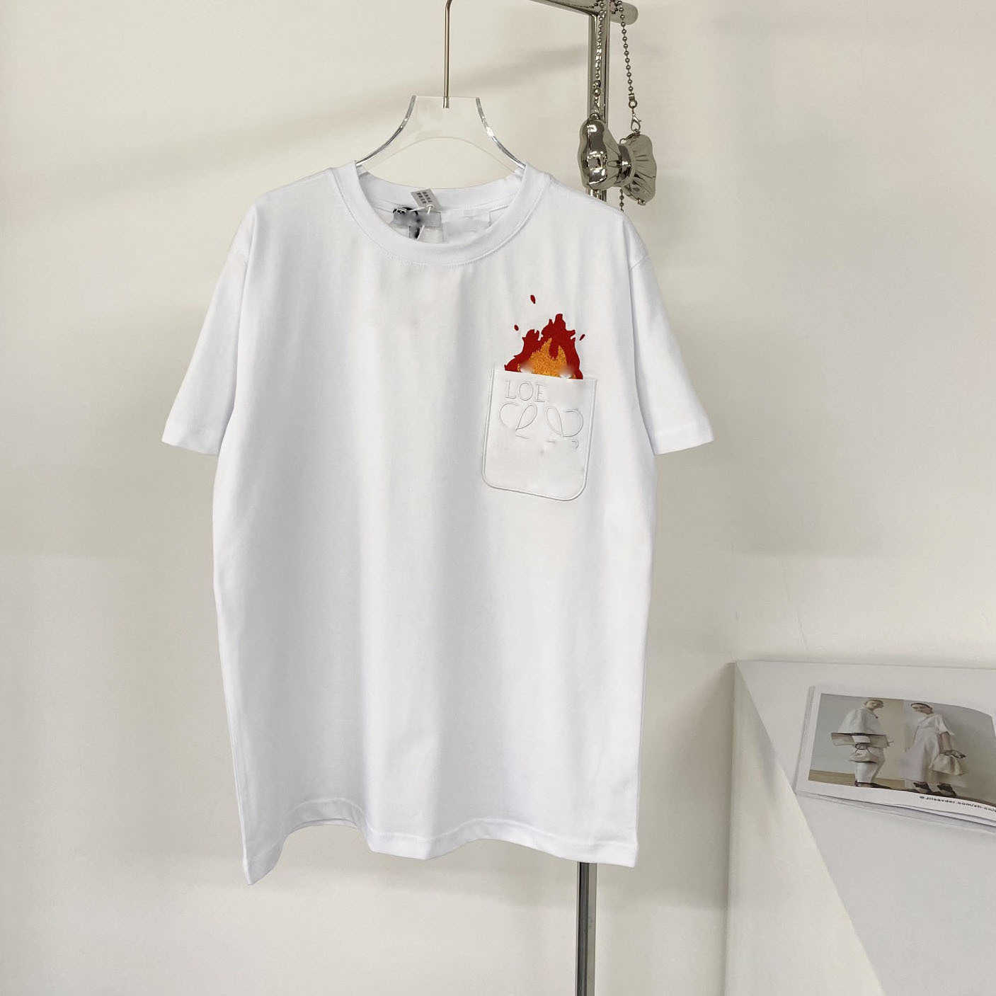 デザイナーの女性服20％オフシャツを厳密に選択するLoe Luojiahalde Mobile Castle Cartoon Animation Embroidery Pocket Sleeve Tシャツ2023