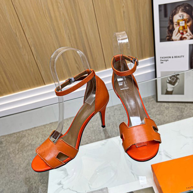 Designer Womens Legend Sandal Cut-Out Dress Shoes Summer Beach Sexig Svart läder Högklackad Sandaler Sandaler Slippare 34-41