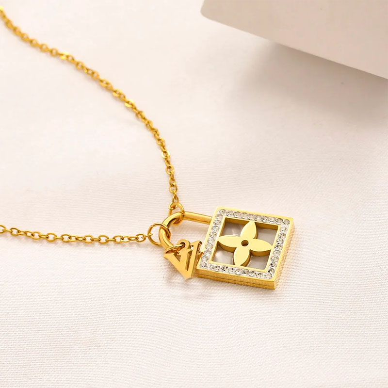 T GG Never Fading Plaqué Or 18 Carats Marque De Luxe Designer Pendentifs Colliers En Acier Inoxydable Fleur Cristal Lettre Ras Du Cou Pendentif Collier Chaîne Bijoux Accessori