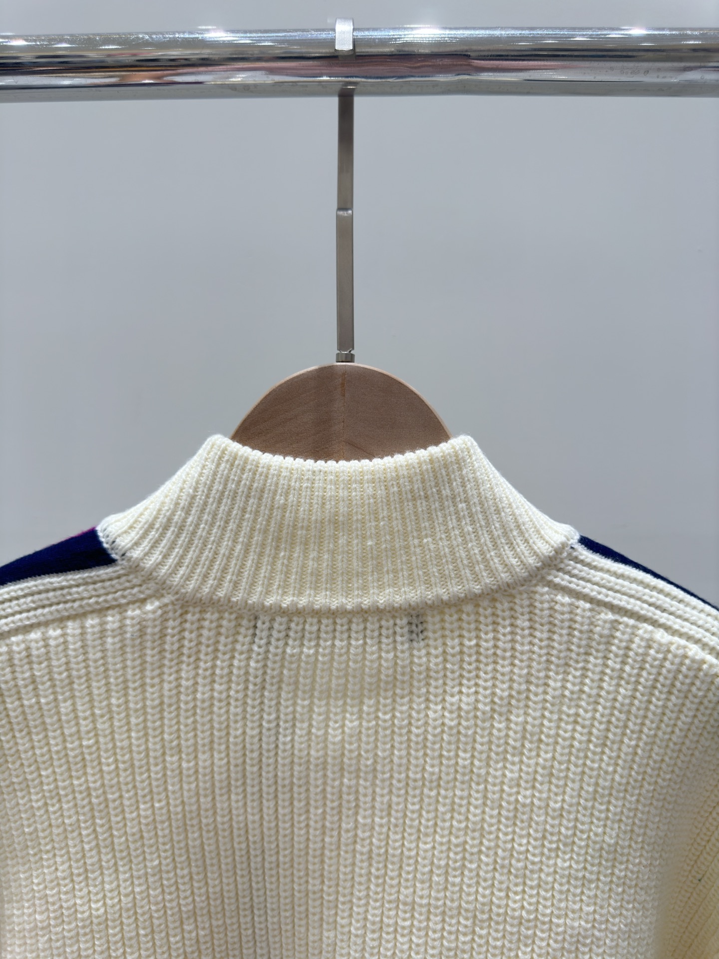 1121 L 2023 Marka jesienna pasa startowego w tym samym stylu Sweter z długim rękawem Białe różowe ubrania damskie na szyi klapi