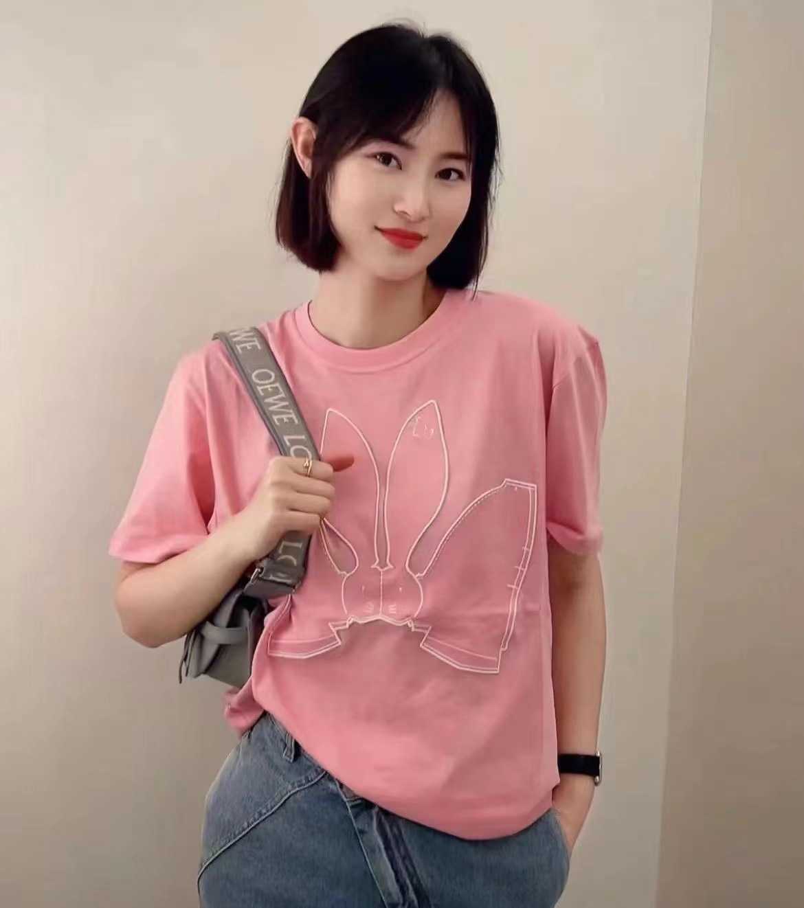 Designer New Women Tirm camiseta Família 2023 estilo baú bordado Rabbit redonda Menina de manga de pescoço solto Camiseta casual