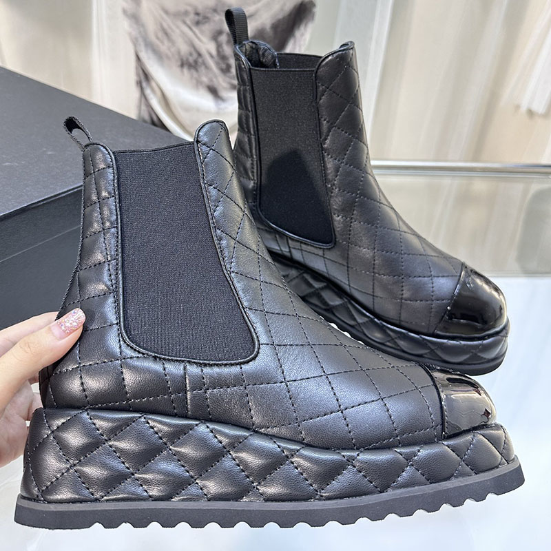 New Womens Platform Boot Luxury Designer Classic Diamond Lattice Letter Logo Heightened Martin Boots Sheepskin Inner Thick Heel Anti Slides Ladies Brand Booties