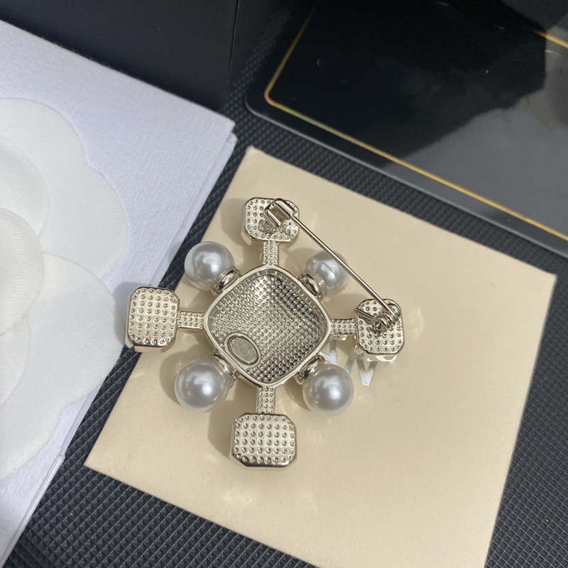 Med Box Fashion Designer Brooches bleknar aldrig Pearl Diamond Brooch Jewelry Unisex Luxury Pins Quality Party Gift4983125
