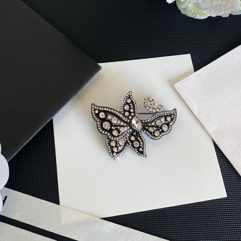 Com Box 2022 Fashion New Letters Broches 5.8cm Mulheres mensagens pretas pinos de broche de luxo Jóias para festas Acessórios casuais de pinos