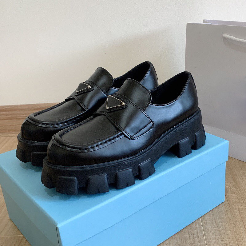 Designer Monolith Schuhe Frauen schwarze glänzende Lederausschöpfen speicherte Zehenplattform -Ladung Gummi -Plattform Freizeitschuhe klobige runde Zehen -Turnschuhe