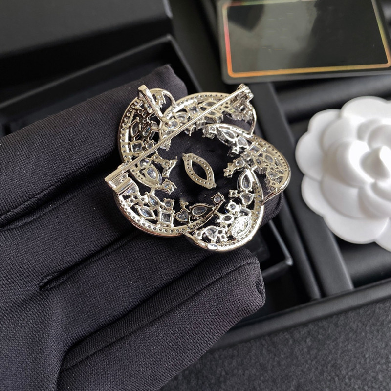 Com box luxuros femininos, letra de marca de designer rochos 18K Gold Batied Crystal Rhinestone Jewelry Broche Handmade Pins Men se casam com Wed6292461