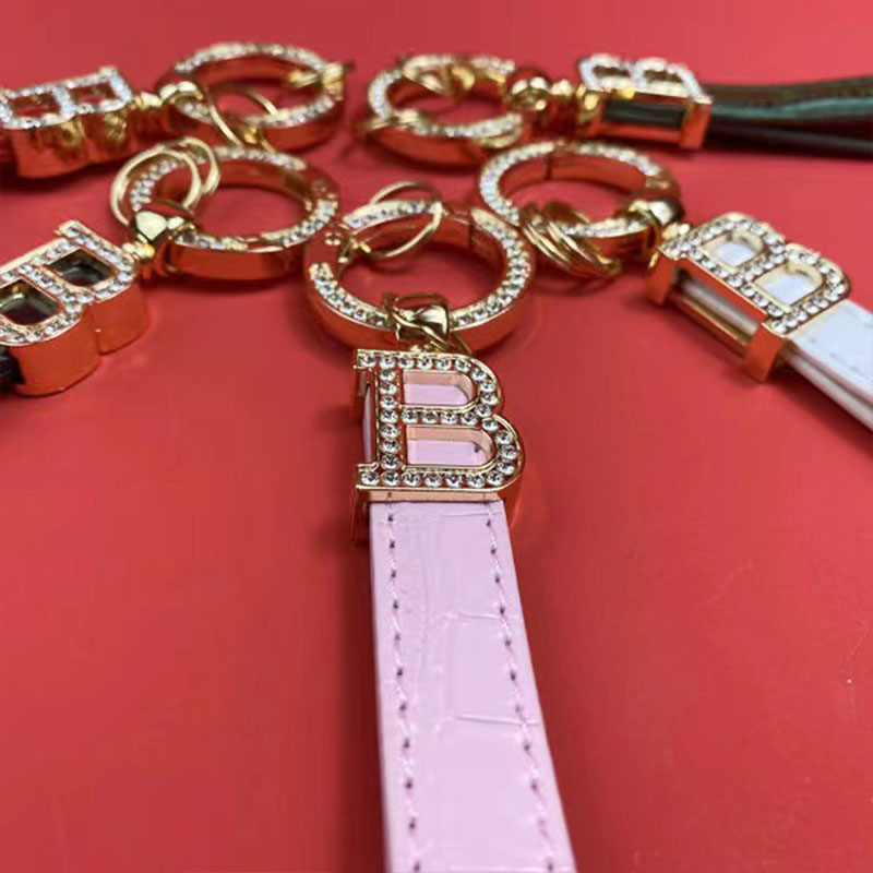 Keychain Designer Metal Diamond Leather Keychain Chain Chain Chain Hook Kichain Casal Keychain Letras redondo Gold Bag Key Chain Chain Telem Charm muito bom Nice