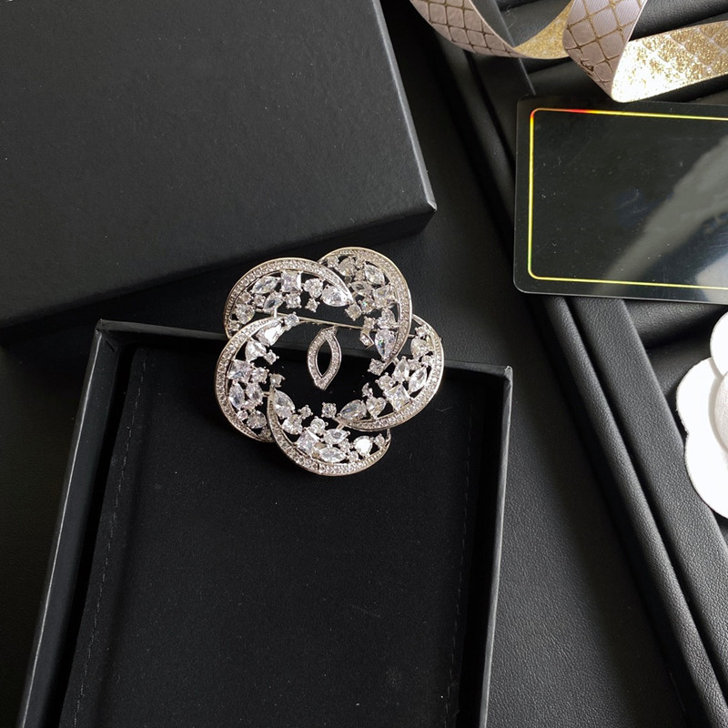 Com box luxuros femininos, letra de marca de designer rochos 18K Gold Batied Crystal Rhinestone Jewelry Broche Handmade Pins Men se casam com Wed6292461