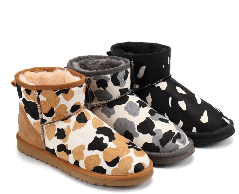 Femmes vache imprimé ultra mini bottes de neige pantoufle U hiver nouveau populaire cheville en peau de mouton fourrure en peluche garder au chaud bottes avec sac à poussière de carte beaux cadeaux