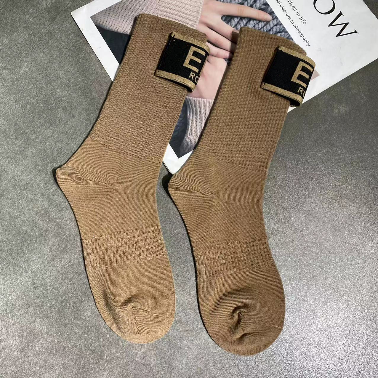 Bomullsstrumpor Autumn and Winter New Sock Women's Western Style Hand sömda brev Ribbon Tube Socks Coffee Color Fashionabla Ytter slitage Trendiga all-matchning