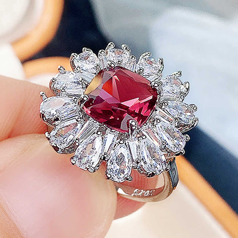 Solitaire Ring Flower Shaped Red Cubic Zirconia Rings for Women Brilliant Finger cessories Anniversary Evening Party Gift Lady Jewelry Y2302