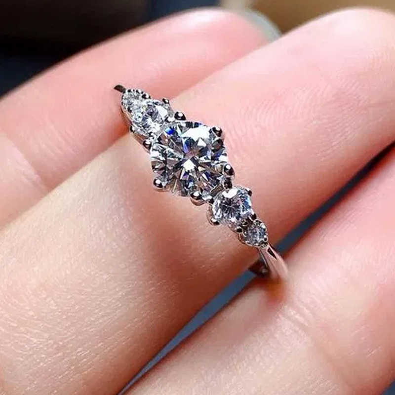 Solitaire ring nieuw ontwerp vrouwen verloving trouwringen glanzend crystal cz eenvoudige en elegante cessories hoogwaardige mode sieraden y2302